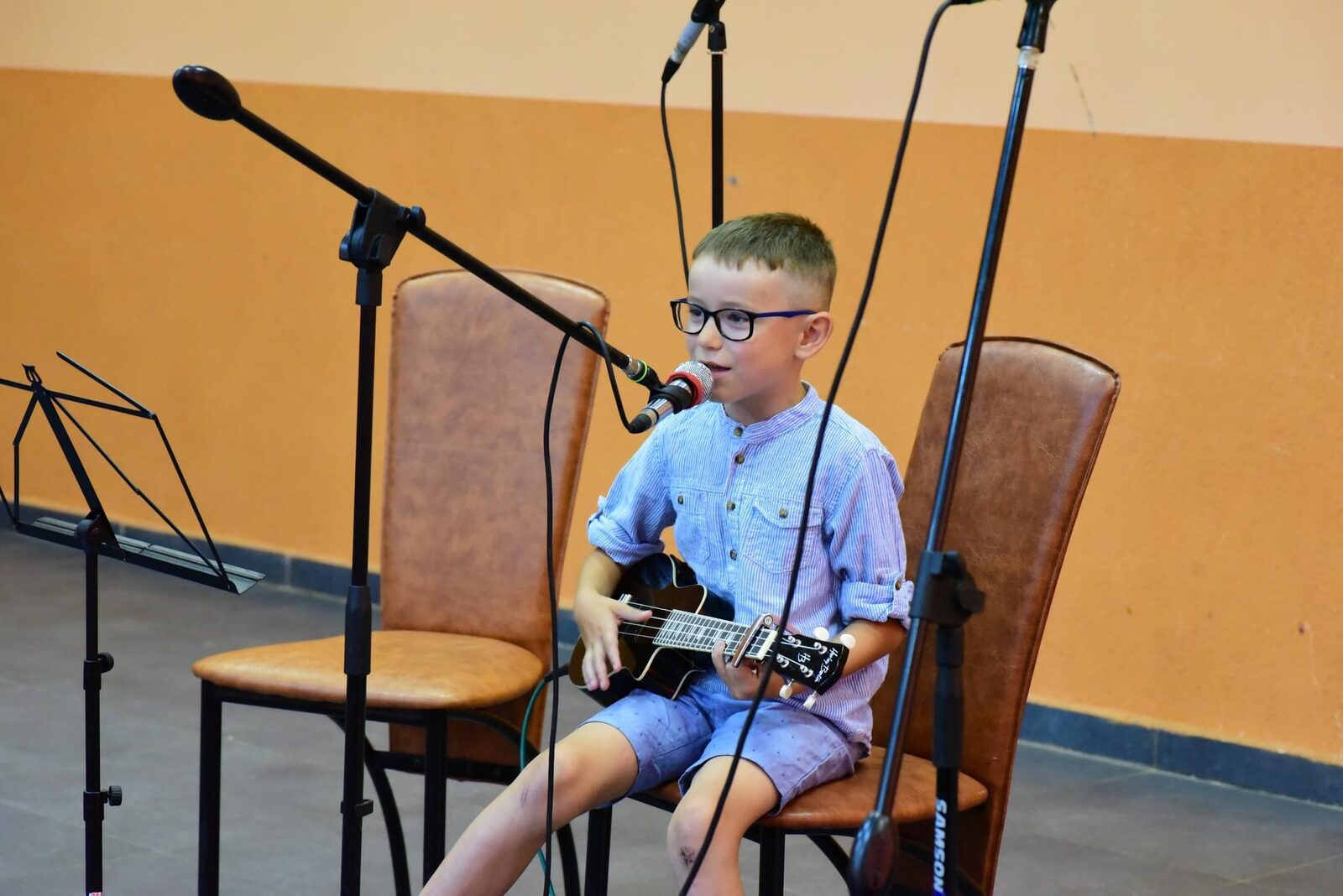 Moment de pe scenă la un concert al academiei 4